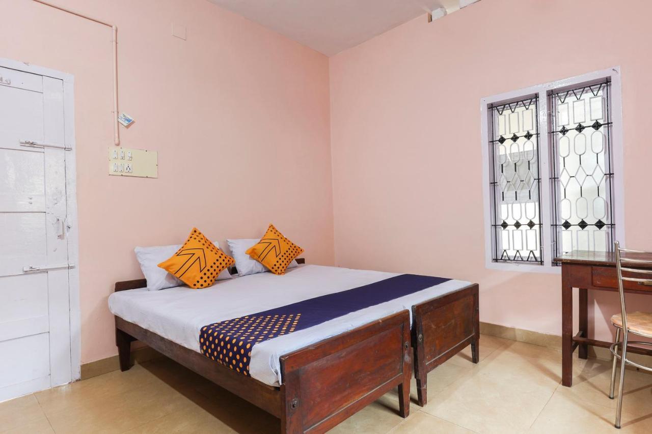Spot On 68111 Jeena Motels โกลลัม ภายนอก รูปภาพ
